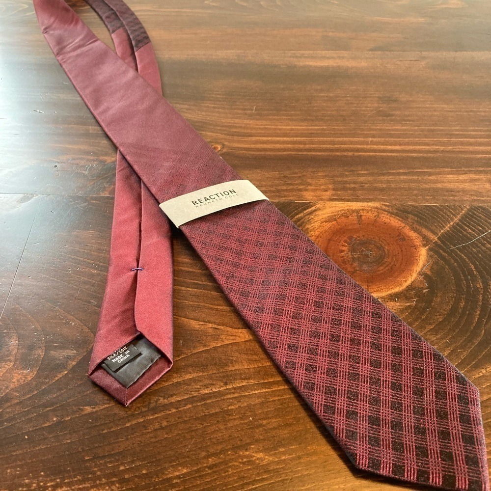 Kenneth Cole Reaction Mens Burgundy Black‎ Plaid Grid 100% Silk Necktie Tie